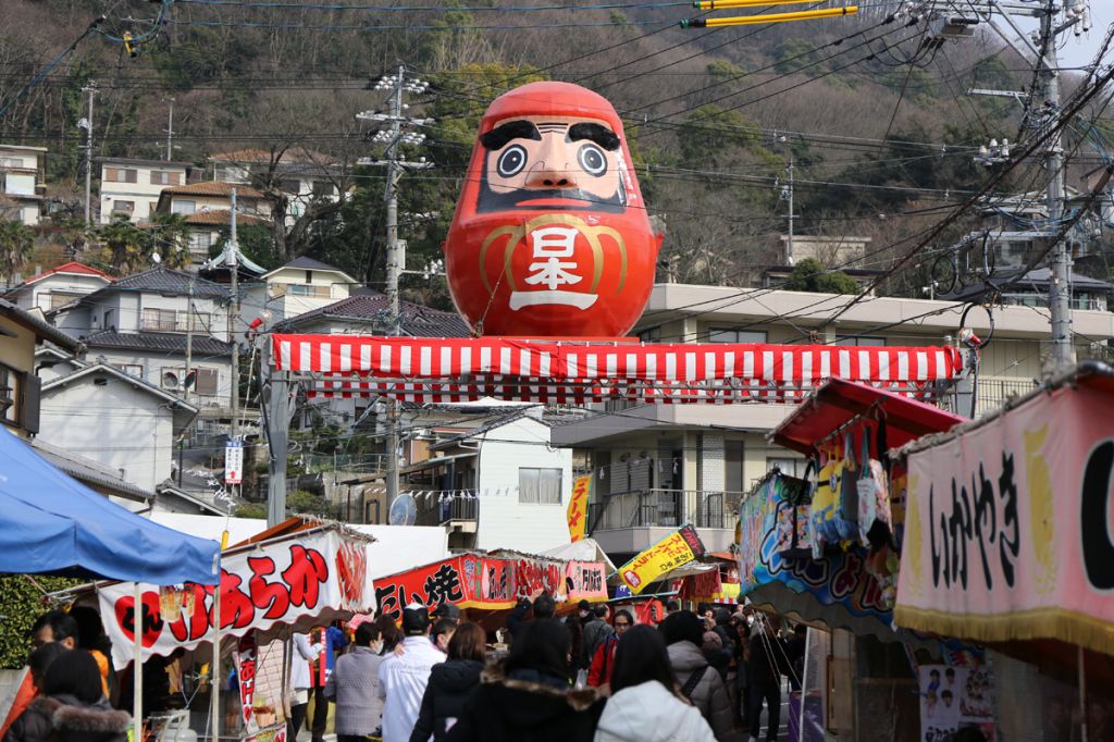 備後路に春を告げる「三原神明市」
