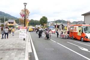 町を挙げての「食」イベント開催 ご当地グルメで賑わう