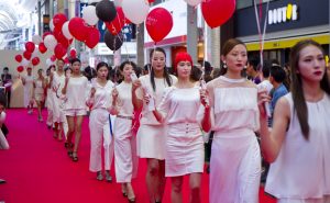 本通りにレッドカーペット出現でファッションパレード開催