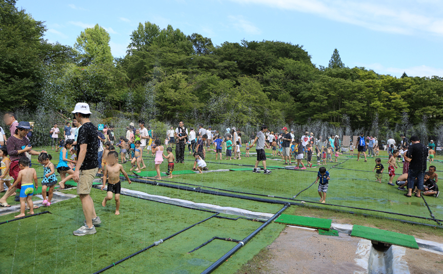 子供に人気の巨大噴水迷路が登場するサマーフェア 今年も開催 広島観光情報総合サイト 旅やか広島