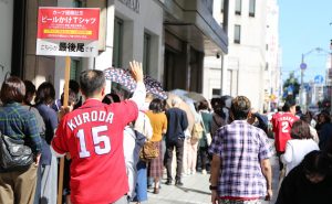 広島市内でカープ優勝セールとビールかけTシャツに長蛇の列