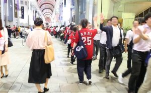 広島カープ 27年ぶり地元優勝で市内はお祭騒ぎ 恒例の本通りハイタッチも