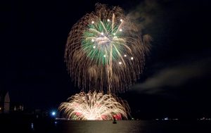 三原やっさ祭り最終日の打ち上げ花火「復興花火大会」が開催されました