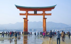 宮島の世界遺産・嚴島神社目の前で宮島とんど