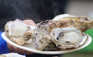 港町の漁港で「音戸かき祭り」が開催されました