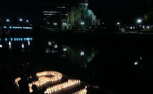 平和記念公園で祈りのキャンドルが灯る　東日本大震災追悼