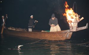 名勝・錦帯橋のたもとで行われる鵜飼を遊覧船で鑑賞 浴衣で楽しめる特別プランも