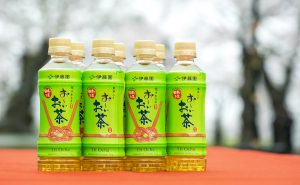 令和元年記念ボトルの「お～いお茶」を、観光地・宮島で無料配布