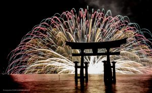 大鳥居をバックに打ち上がる、全国的にも有名な宮島水中花火大会が2年振りの開催へ