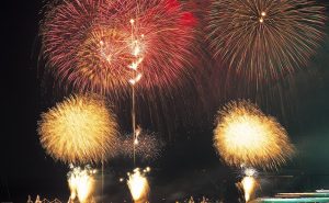 海上自衛隊がある港町で打ち上がる「呉海上花火大会」 サマーフェスタも同時開催