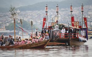 宮島・嚴島神社大鳥居で2年振りに管絃祭が開催されました