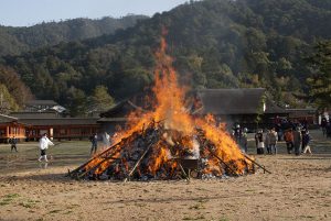 宮島・嚴島神社の前で宮島とんど祭りが開催されました