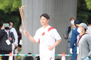 平和記念公園で聖火リレーが広島市最終走者[元広島カープ・新井貴浩さん]の手に渡る