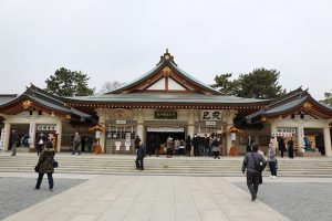 広島護国神社の夏越大祓(なごしのおおはらえ)で茅の輪くぐり
