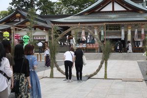 広島護国神社で茅の輪をくぐる夏越大祓(なごしのおおはらえ)が開催されました