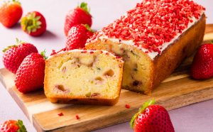 リーガロイヤルホテル広島のテイクアウトスイーツ[イチゴとルバーブのベイクドケーキ]