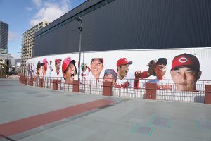 カープロード壁面デザインリニューアル 広島カープ今シーズンの顔の新井監督
