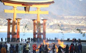 2023年の宮島・大鳥居前での「とんど祭り」は朝から開始