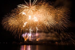 福山市・鞆の浦の夜空を彩る弁天島花火大会が4年ぶりの開催へ