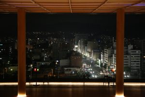 夜のおりづるタワー展望台でしっとりと大人時間を楽しむ「ROOF TOP BAR」