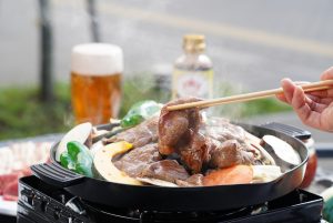 ジンギスカンBBQが人気 広島三越の2023年屋上ビアガーデンスタート