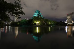 広島城がG7サミット期間中に7色のライトアップ実施中