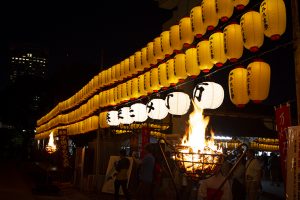100名の巫女による縁結びのみこ踊り 広島護国神社の万灯(ばんとう)みたま祭
