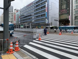 厳戒態勢の広島市中心部は歩行者も通行止めで市民は戸惑いながら迂回も