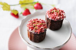 スイーツ店「立町カヌレ」から5月限定でいちごカヌレを販売