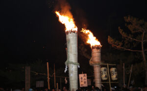 宮島で一年を締めくくるイベント[鎮火祭]　大晦日に大松明を担いで練り歩く