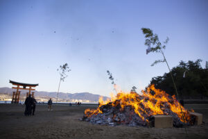 宮島の厳島神社沖で行う「とんど祭り」 2024年は午後から開催