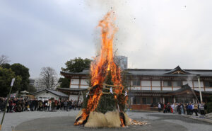 広島一の参拝者で賑わう初詣の後はとんど祭りで健康祈願 [広島護国神社]