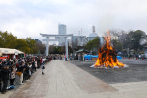 広島護国神社で2024年のとんど祭りが開催されました