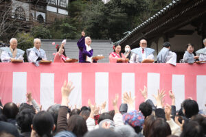 豪華な景品付きで大人気　大聖院の福豆まきは「ミス宮島」も参加
