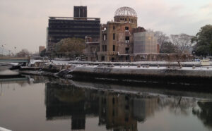 原爆ドーム前の元安川で寒中水泳　4年振りに和太鼓演奏の披露も