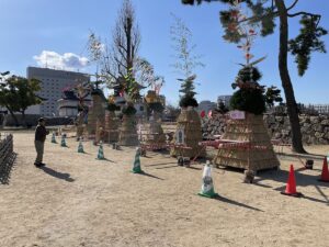 7基のとんどを福山城天守前広場に展示・練り歩き　櫓のお焚き上げも