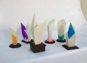 全国男子駅伝のトロフィー　平和記念公園の折り鶴を再利用して8作品が完成