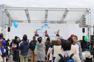 人気イベント[広島みなとフェスタ]2日目のステージ観覧はキッズエリア設置