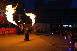 燃え上がるグルメの祭典！全肉祭が「幻火」による炎のショーで会場を熱狂させる