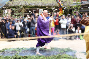 火の上を裸足で歩く荒行で願いを成就　宮島 大聖院で春の火渡り式