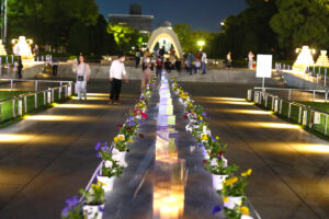 夜の平和記念公園で幻想的な花のライトアップ [ひろしまフラワーフェスティバル]