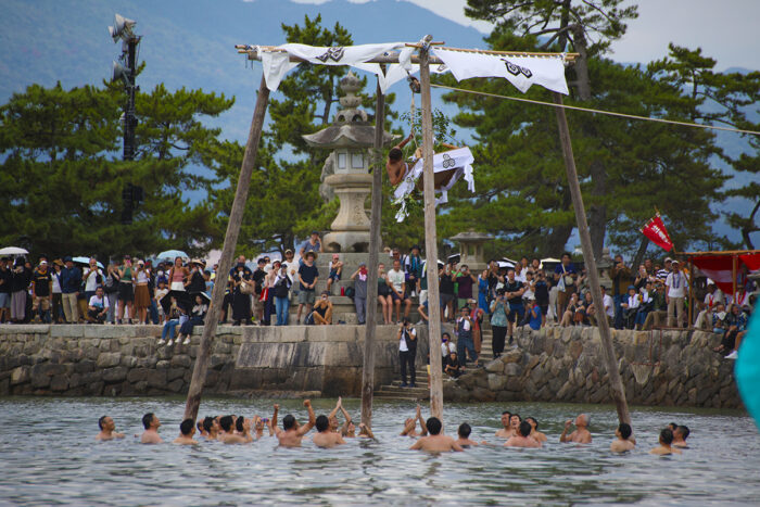 世界遺産・厳島神社の海中で宝珠を奪い合う伝統行事「玉取祭」が開催されました