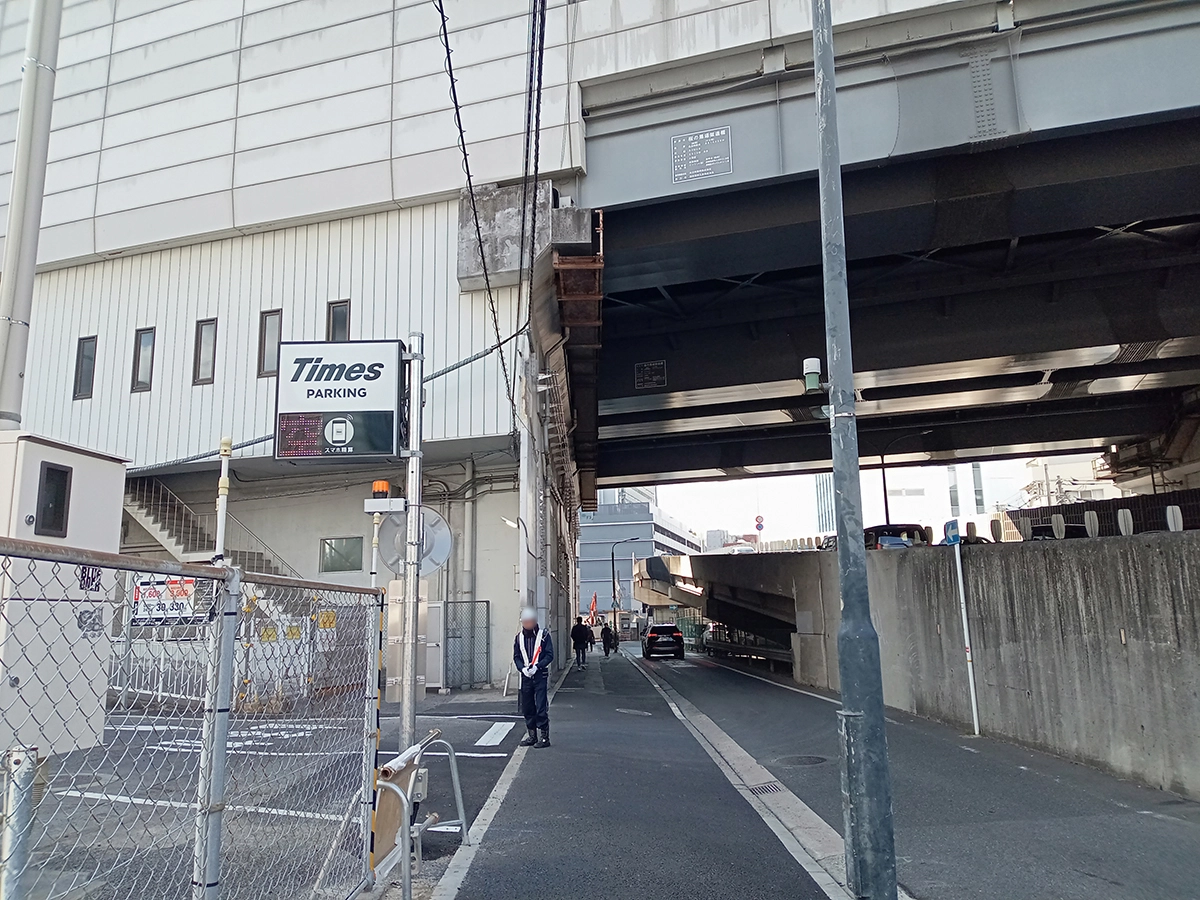 50mほど直進すると左手に「Times PARKING」の看板が見えてくるので、ここで左折します