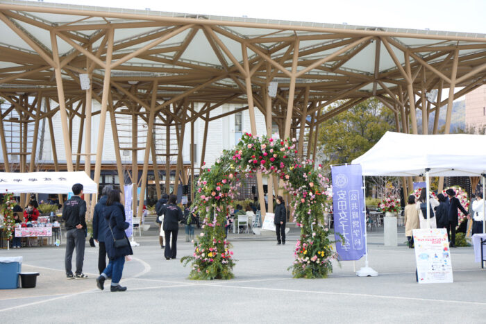 花と音楽に包まれたイベント「オソトバレンタインフェス2025」が開催されました
