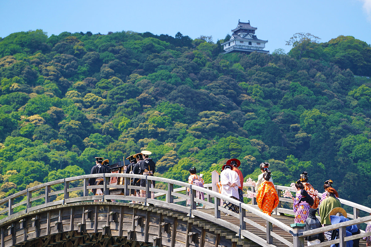 錦帯橋を渡る大名行列が絵になる！太鼓や鉄砲隊演舞など見どころ満載「錦帯橋まつり」