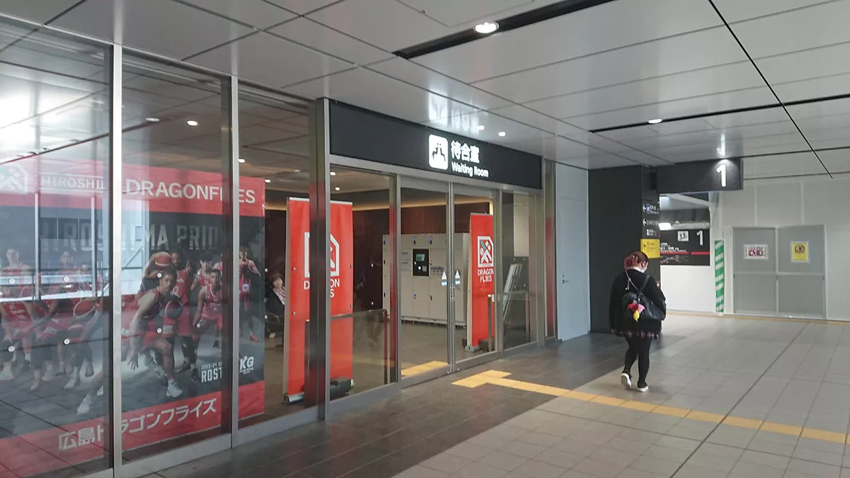 [2階 改札内]1番線近くの待合室（コインロッカー）その1