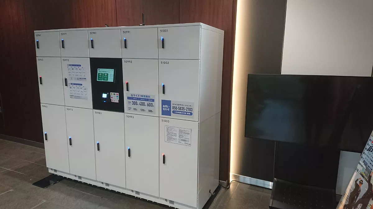 [2階 改札内]1番線近くの待合室（コインロッカー）その２