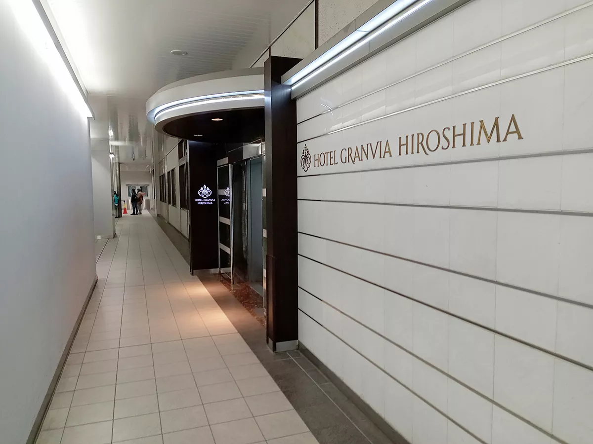 [2階]ekie 新幹線口と広島駅総合案内所の通路の奥に新設（手荷物預かり）導線その３