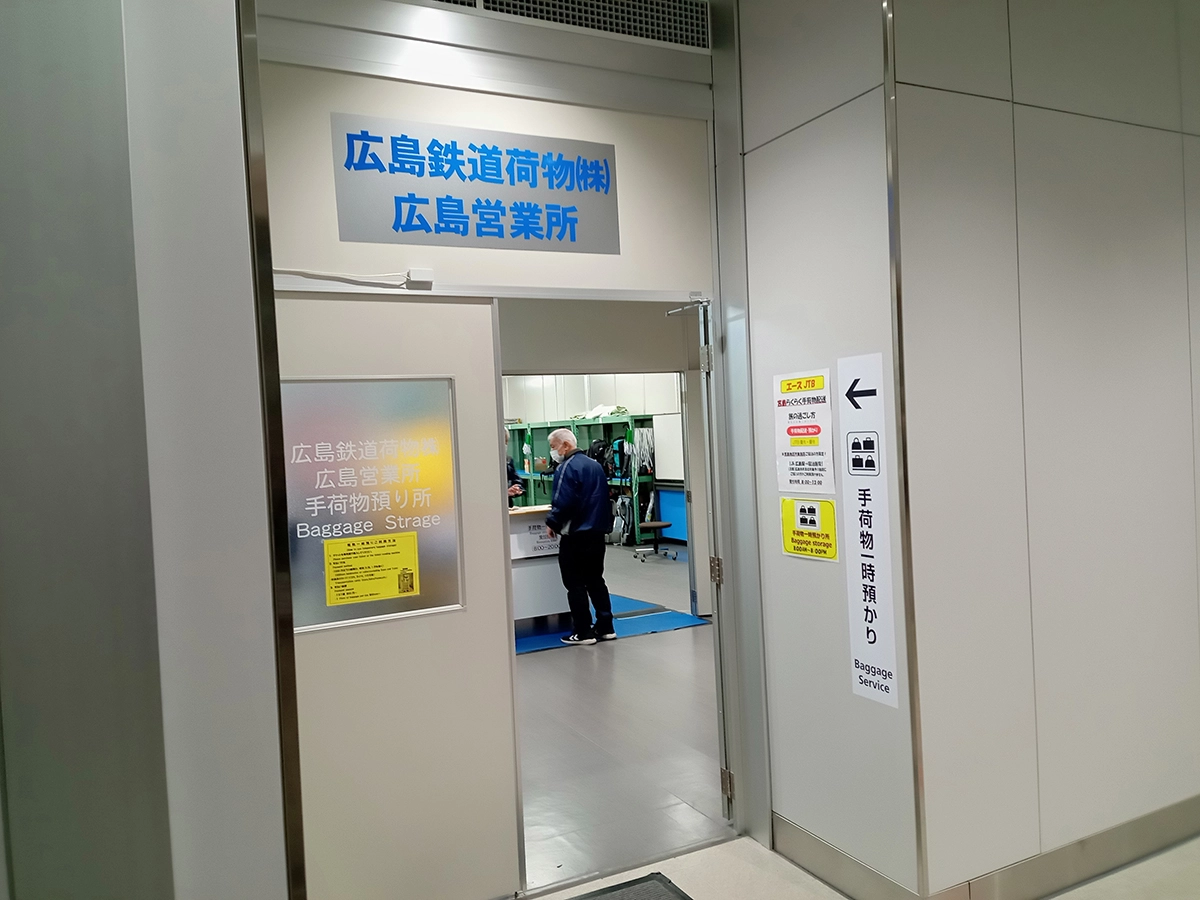 [2階]ekie 新幹線口と広島駅総合案内所の通路の奥に新設（手荷物預かり）導線その４