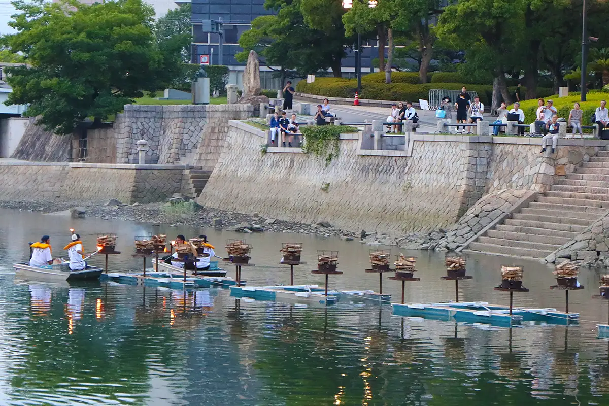 平和への願いを炎に込めて「第11回 ひろしまかがり灯の祭典」8月5日開催